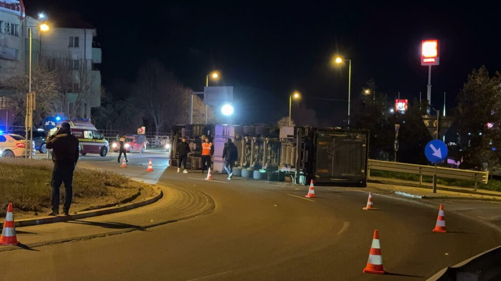 FOTO VIDEO Accident rutier la ieșirea de pe autostrada A4, Ovidiu/ Un TIR care transporta porci s-a răsturnat UPDATE 89c852ff 45ec 47fb bb8e db09c28594c8