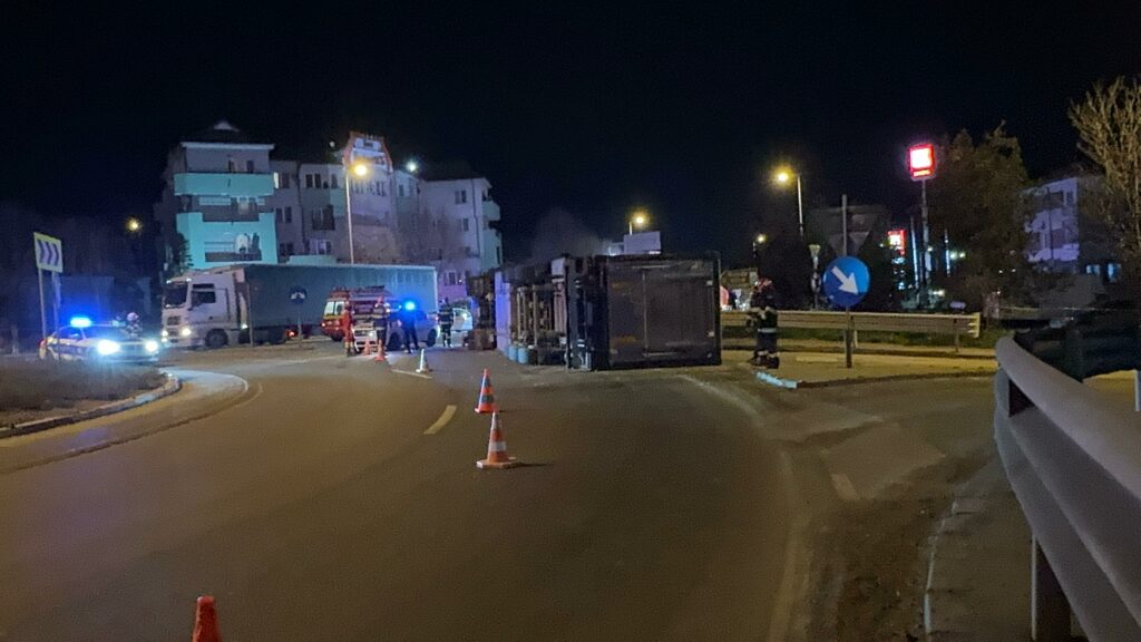 FOTO VIDEO Accident rutier la ieșirea de pe autostrada A4, Ovidiu/ Un TIR care transporta porci s-a răsturnat UPDATE 96c694c6 0c57 4d1e b697 4eefefe07d38 1