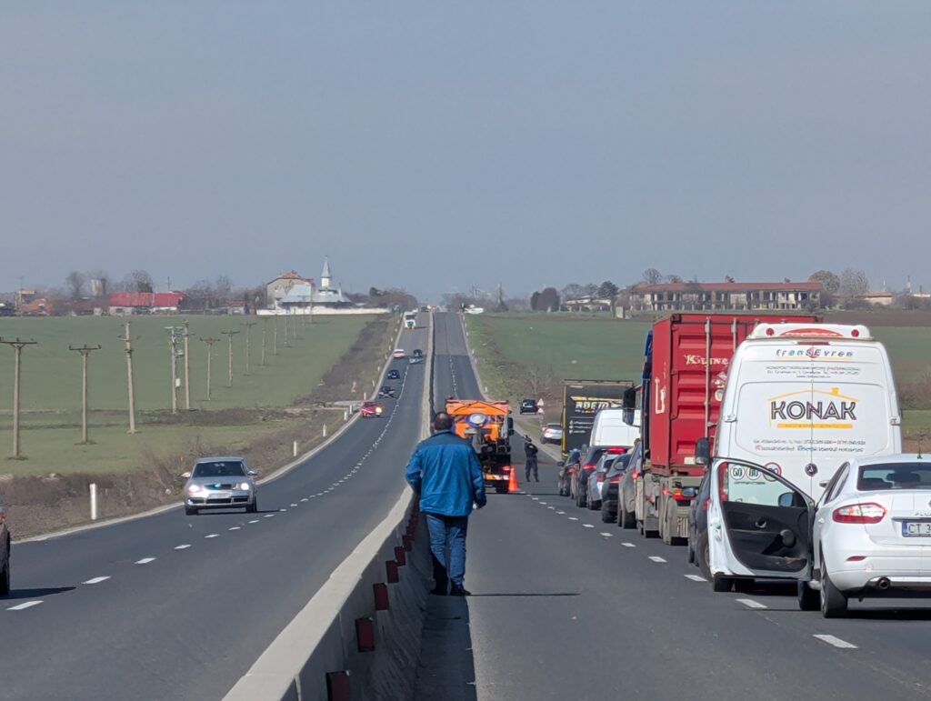 UPDATE FOTO VIDEO Accident rutier între un autoturism și o autoutilitară, la ieșire din Ovidiu spre aeroport/ O persoană a ajuns la spital Imagine WhatsApp 2025 03 07 la 12.15.04 f521f854