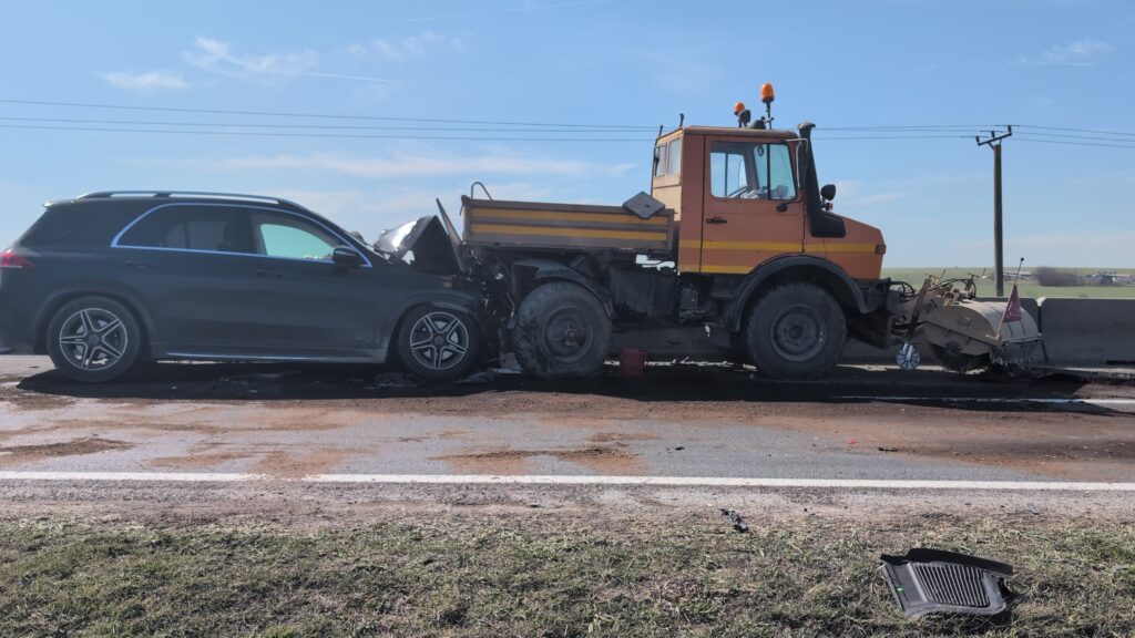 UPDATE FOTO VIDEO Accident rutier între un autoturism și o autoutilitară, la ieșire din Ovidiu spre aeroport/ O persoană a ajuns la spital Imagine WhatsApp 2025 03 07 la 12.21.45 9f547596