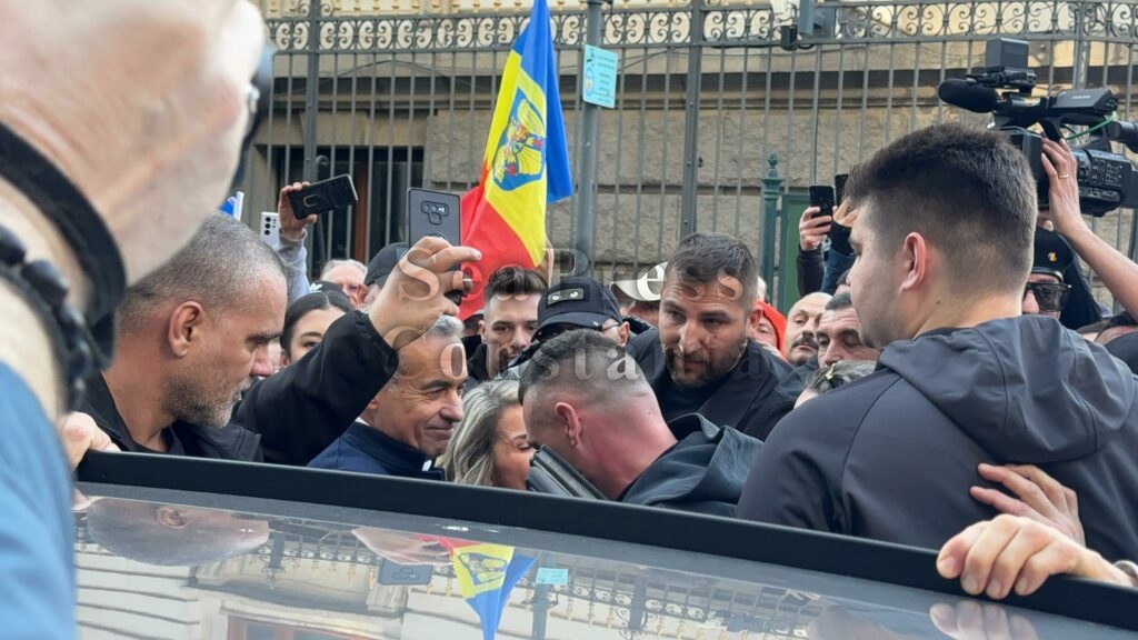 FOTO VIDEO Georgescu și-a depus candidatura la alegerile prezidențiale/ A spus că e „imposibil” să nu fie pe buletinul de vot / Au fost depuse două contestații UPDATE Imagine WhatsApp 2025 03 07 la 16.30.59 cafa921f