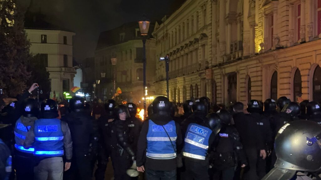 FOTO VIDEO Tensiuni mari în fața BEC după respingerea candidaturii lui Georgescu / Simpatizanții lui Georgescu au îmbrâncit jandarmii Imagine WhatsApp 2025 03 09 la 23.01.28 17ee52e7 1