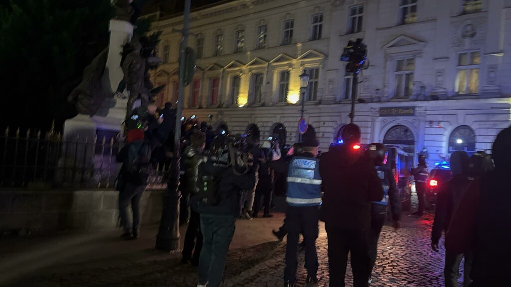 FOTO VIDEO Tensiuni mari în fața BEC după respingerea candidaturii lui Georgescu / Simpatizanții lui Georgescu au îmbrâncit jandarmii Imagine WhatsApp 2025 03 09 la 23.11.41 1a4caf1b