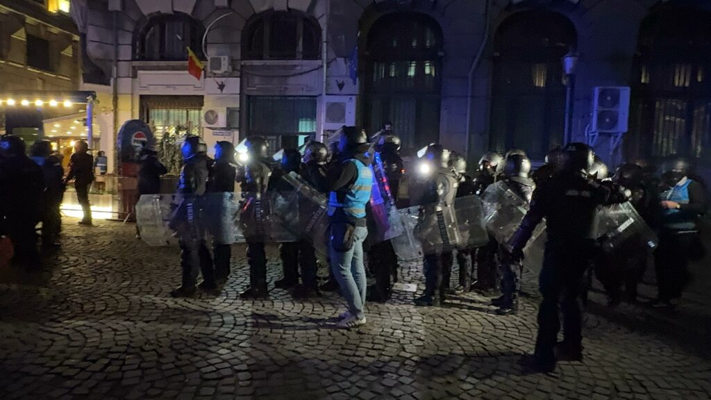 FOTO VIDEO Tensiuni mari în fața BEC după respingerea candidaturii lui Georgescu / Simpatizanții lui Georgescu au îmbrâncit jandarmii Imagine WhatsApp 2025 03 09 la 23.12.25 66494d83