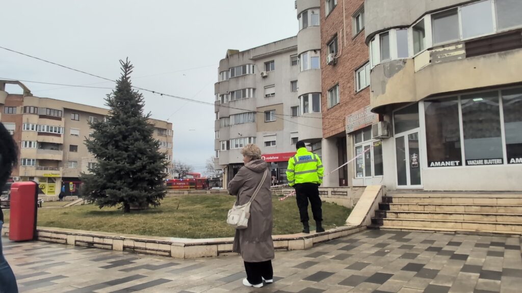 FOTO VIDEO Alertă în Năvodari! O bucată de ciment de pe un bloc este în pericol de cădere UPDATE Imagine WhatsApp 2025 03 13 la 10.54.46 aa6f807f 1