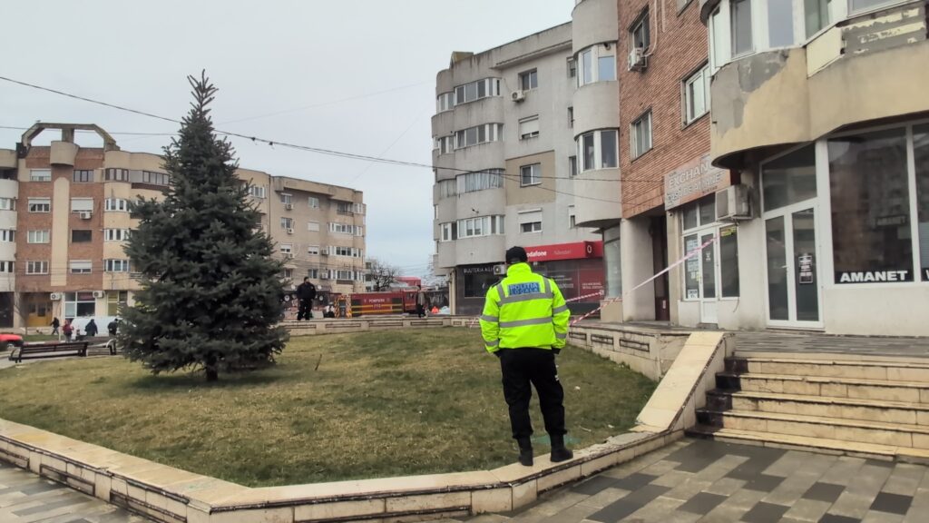 FOTO VIDEO Alertă în Năvodari! O bucată de ciment de pe un bloc este în pericol de cădere UPDATE Imagine WhatsApp 2025 03 13 la 10.54.47 44300a70