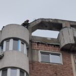 FOTO VIDEO Alertă în Năvodari! O bucată de ciment de pe un bloc este în pericol de cădere UPDATE Imagine WhatsApp 2025 03 13 la 10.56.08 3cd64aaf