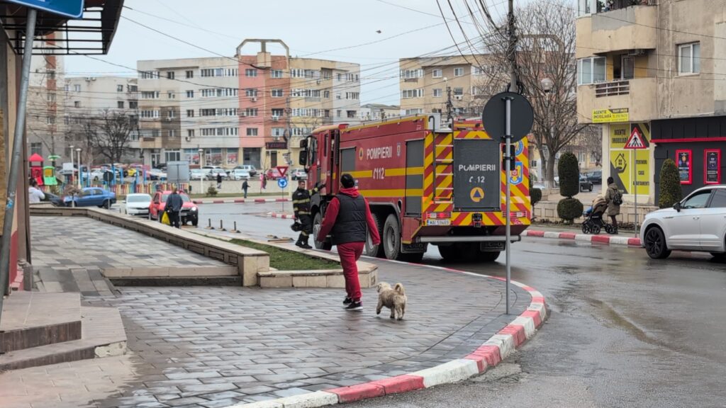 FOTO VIDEO Alertă în Năvodari! O bucată de ciment de pe un bloc este în pericol de cădere UPDATE Imagine WhatsApp 2025 03 13 la 11.06.36 18f0b960