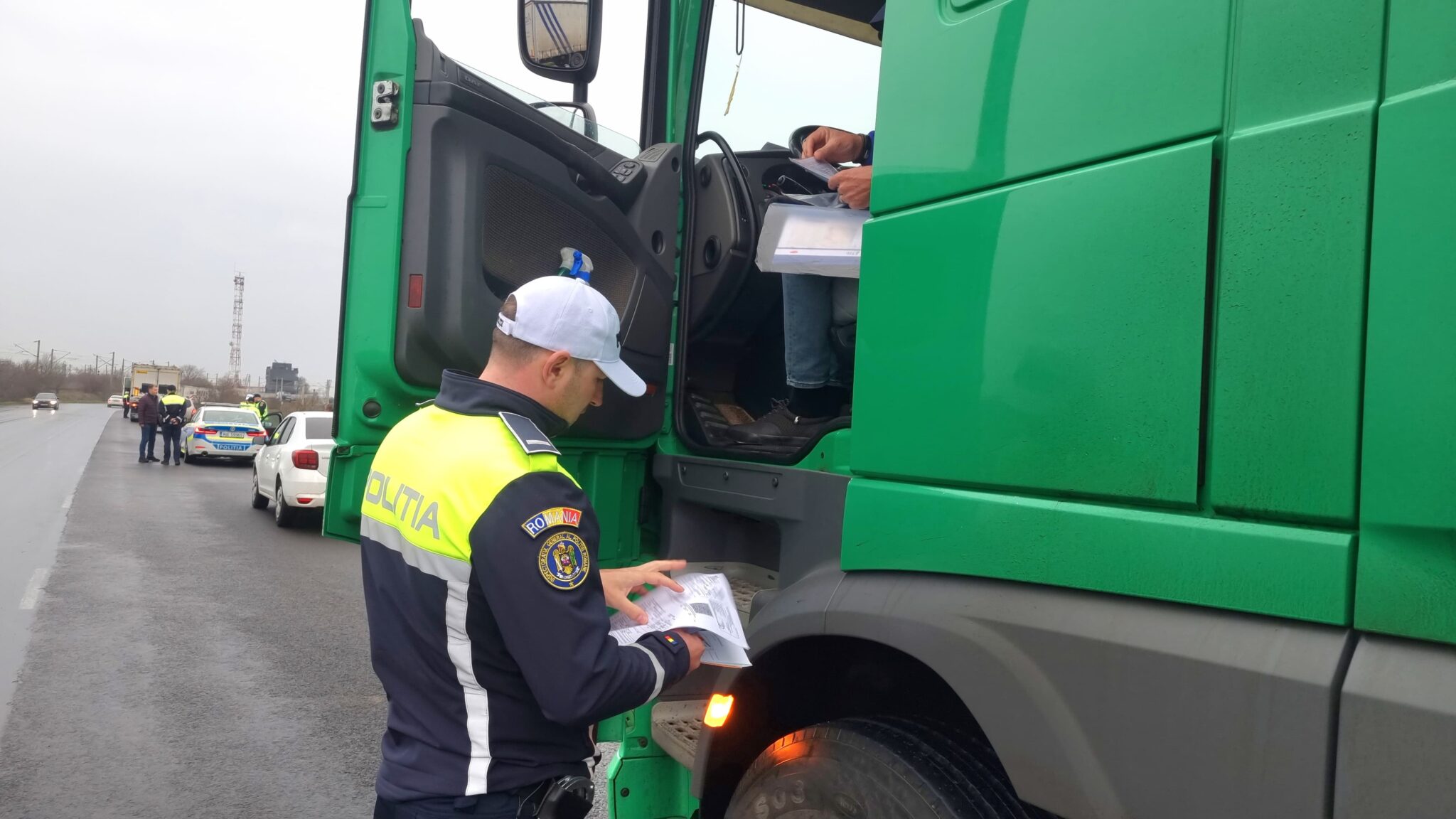 Siguranța rutieră, prioritate în Portul Constanța. Polițiștii au aplicat zeci de amenzi Imagine WhatsApp 2025 03 13 la 15.50.23 0446772f