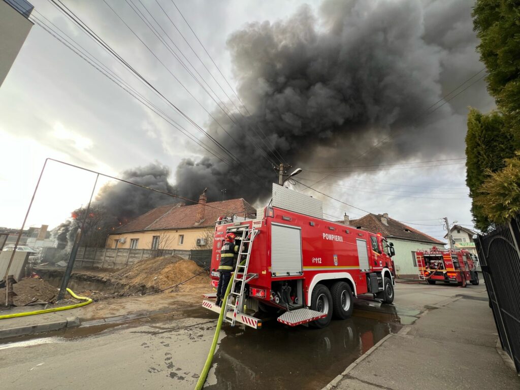 RO-Alert: Incendiu puternic la o vopsitorie auto din Sibiu UPDATE Imagine WhatsApp 2025 03 14 la 16.33.57 c1a5ec3a