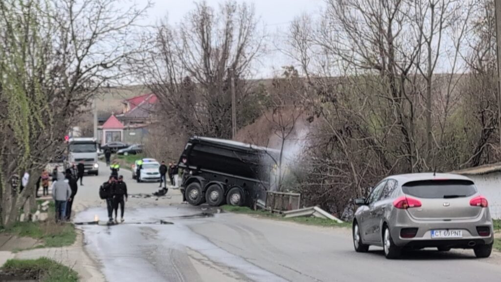 VIDEO FOTO Accident rutier grav între un TIR și un autoturism la Sibioara/ Un tânăr de 19 ani a ajuns la spital UPDATE Imagine WhatsApp 2025 03 17 la 16.40.00 051df9c1 1