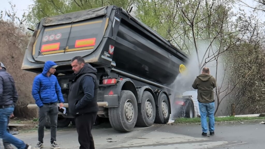 VIDEO FOTO Accident rutier grav între un TIR și un autoturism la Sibioara/ Un tânăr de 19 ani a ajuns la spital UPDATE Imagine WhatsApp 2025 03 17 la 16.44.09 e0c0b6ae