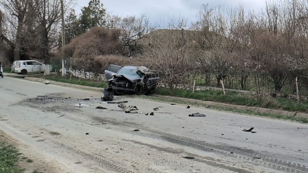 VIDEO FOTO Accident rutier grav între un TIR și un autoturism la Sibioara/ Un tânăr de 19 ani a ajuns la spital UPDATE Imagine WhatsApp 2025 03 17 la 16.44.10 1ee6965c