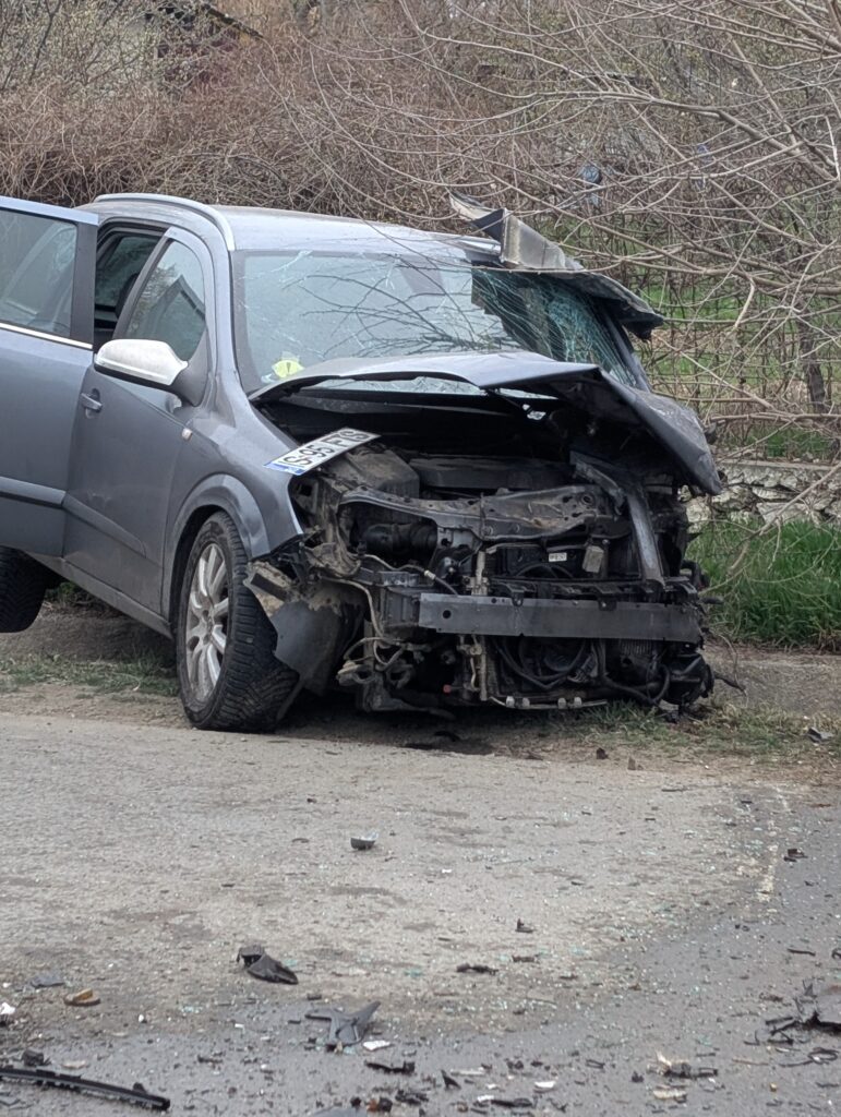 VIDEO FOTO Accident rutier grav între un TIR și un autoturism la Sibioara/ Un tânăr de 19 ani a ajuns la spital UPDATE Imagine WhatsApp 2025 03 17 la 16.46.50 1f226b64 1