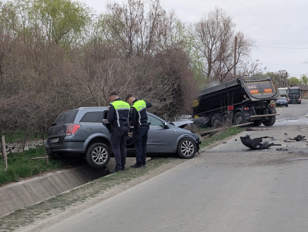 VIDEO FOTO Accident rutier grav între un TIR și un autoturism la Sibioara/ Un tânăr de 19 ani a ajuns la spital UPDATE Imagine WhatsApp 2025 03 17 la 16.47.42 66f41ba2