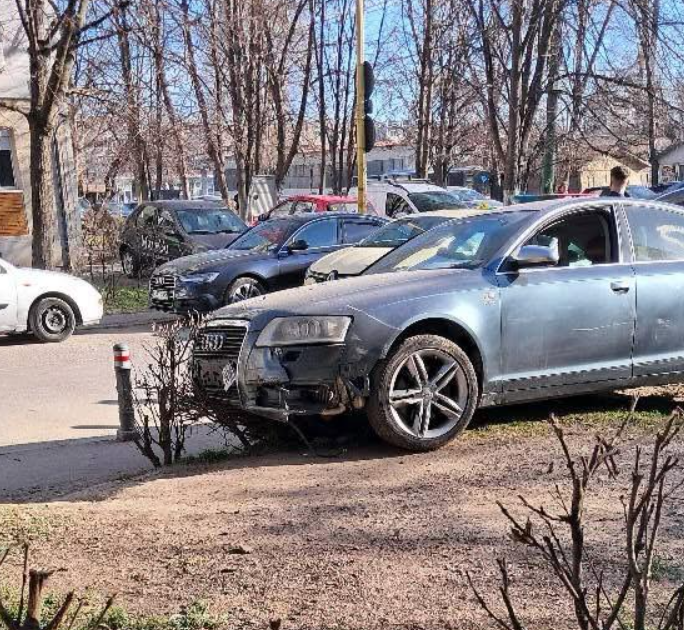 FOTO VIDEO Un șofer a fugit după ce a provocat un accident în Piața Cet din Constanța 3 FOTO VIDEO Un șofer a fugit după ce a provocat un accident în Piața Cet din Constanța Screenshot 2025 03 08 000606