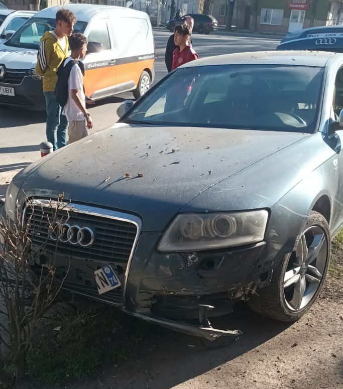 FOTO VIDEO Un șofer a fugit după ce a provocat un accident în Piața Cet din Constanța 2 FOTO VIDEO Un șofer a fugit după ce a provocat un accident în Piața Cet din Constanța Screenshot 2025 03 08 000930
