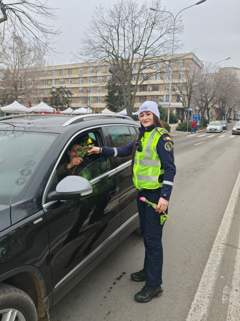 De 1 martie, polițiștii tulceni au oferit flori doamnelor și domnișoarelor FOTO WhatsApp Image 2025 03 01 at 12.29.31 2