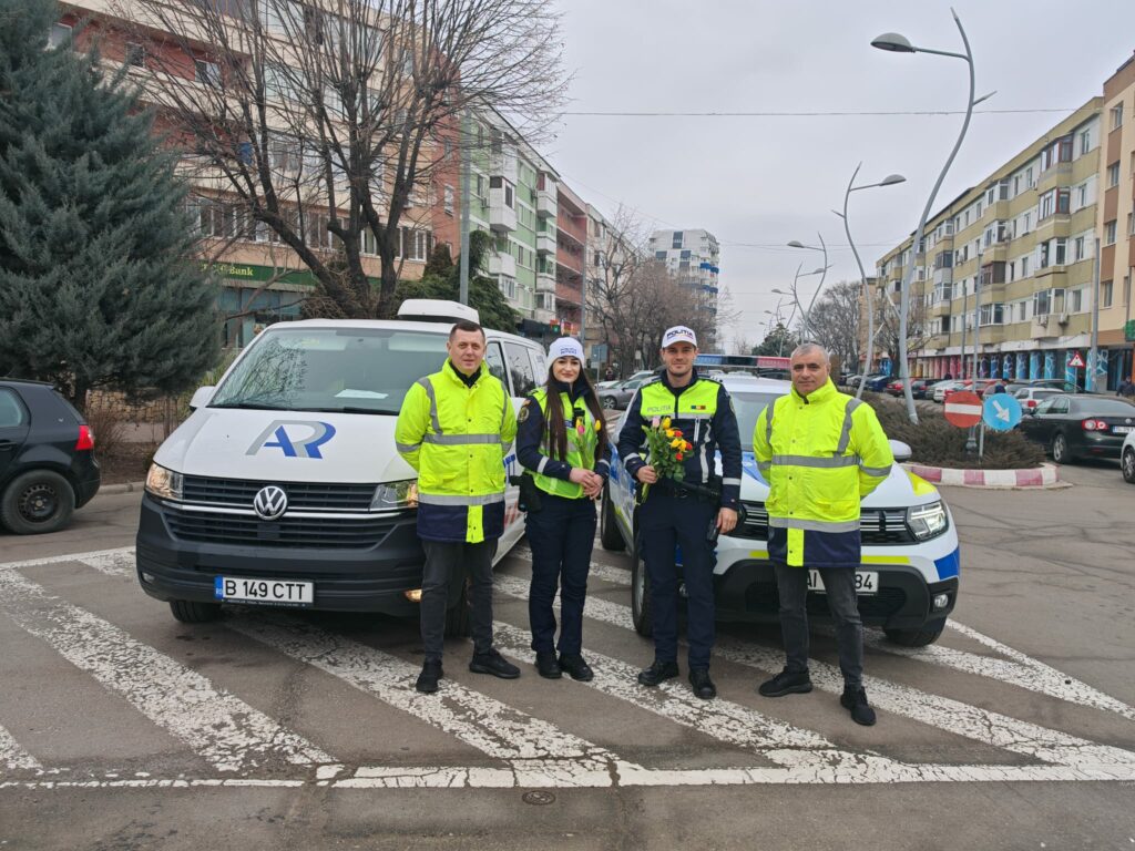 De 1 martie, polițiștii tulceni au oferit flori doamnelor și domnișoarelor FOTO WhatsApp Image 2025 03 01 at 12.29.32