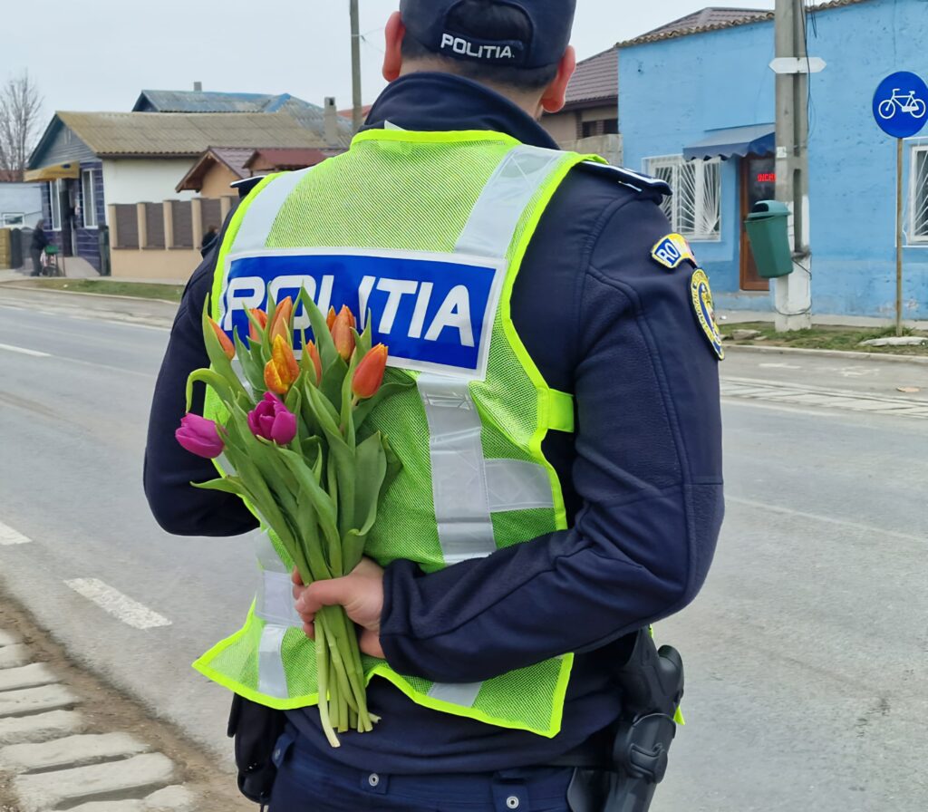 FOTO VIDEO Flori și zâmbete de 1 Martie, pentru participantele la trafic, oferite de polițiștii rutieri din Constanța WhatsApp Image 2025 03 01 at 12.42.02