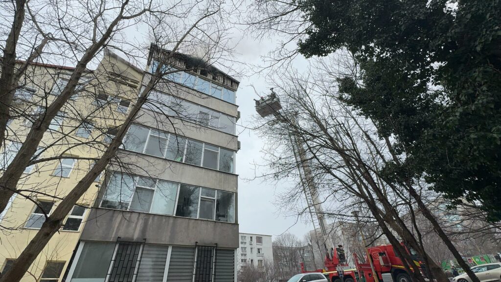 FOTO VIDEO Incendiu la mansanda unui bloc cu 4 etaje de pe strada Horia Agarici, județul Constanța / 25 de persoane evacuate UPDATE WhatsApp Image 2025 03 01 at 14.33.07 1