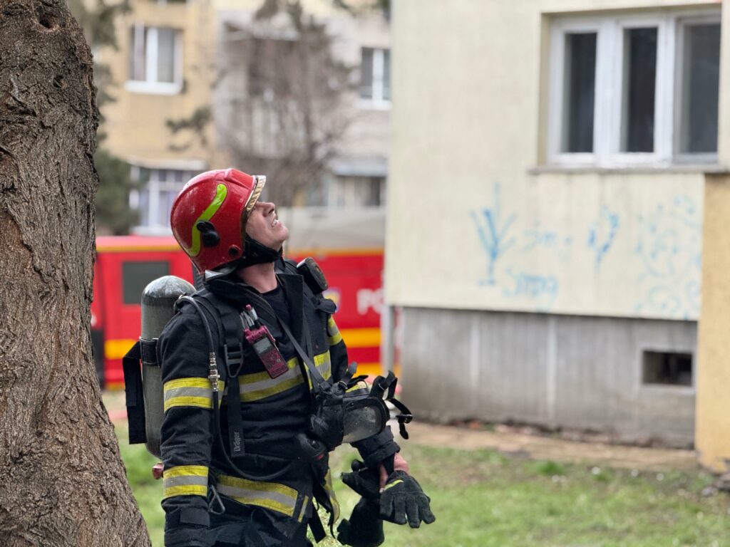 FOTO VIDEO Incendiu la mansanda unui bloc cu 4 etaje de pe strada Horia Agarici, județul Constanța / 25 de persoane evacuate UPDATE WhatsApp Image 2025 03 01 at 14.34.38 1