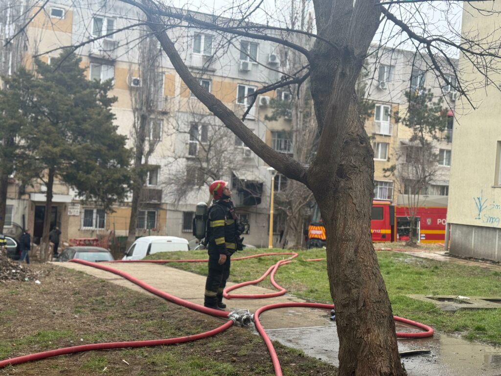 FOTO VIDEO Incendiu la mansanda unui bloc cu 4 etaje de pe strada Horia Agarici, județul Constanța / 25 de persoane evacuate UPDATE WhatsApp Image 2025 03 01 at 14.34.41