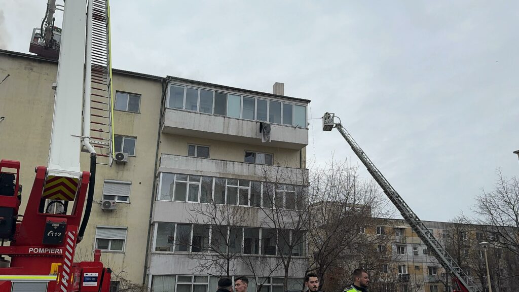 FOTO VIDEO Incendiu la mansanda unui bloc cu 4 etaje de pe strada Horia Agarici, județul Constanța / 25 de persoane evacuate UPDATE WhatsApp Image 2025 03 01 at 14.38.48