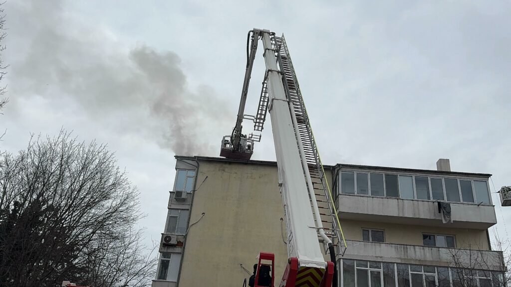 FOTO VIDEO Incendiu la mansanda unui bloc cu 4 etaje de pe strada Horia Agarici, județul Constanța / 25 de persoane evacuate UPDATE WhatsApp Image 2025 03 01 at 14.38.49 1