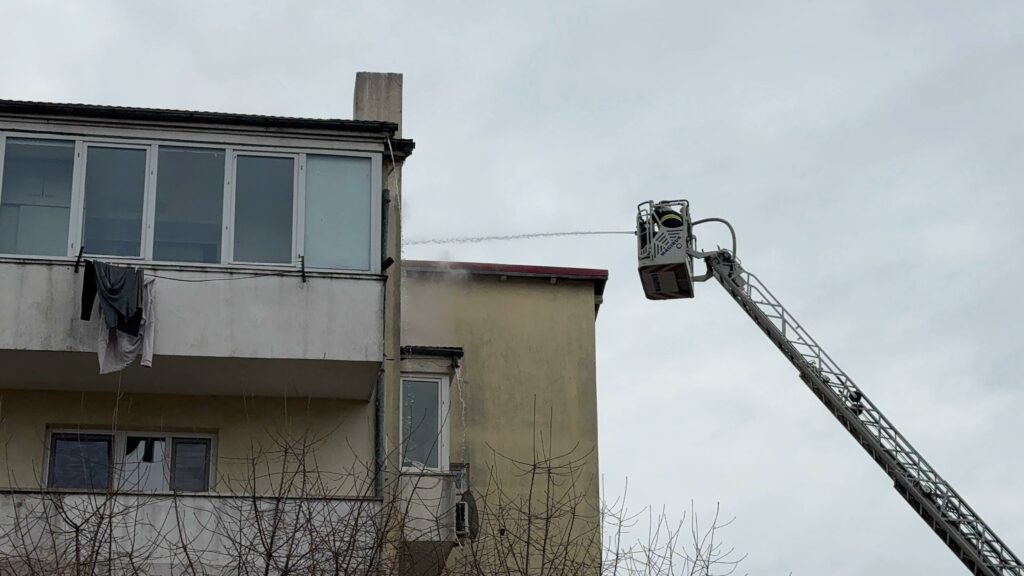 FOTO VIDEO Incendiu la mansanda unui bloc cu 4 etaje de pe strada Horia Agarici, județul Constanța / 25 de persoane evacuate UPDATE WhatsApp Image 2025 03 01 at 14.38.49