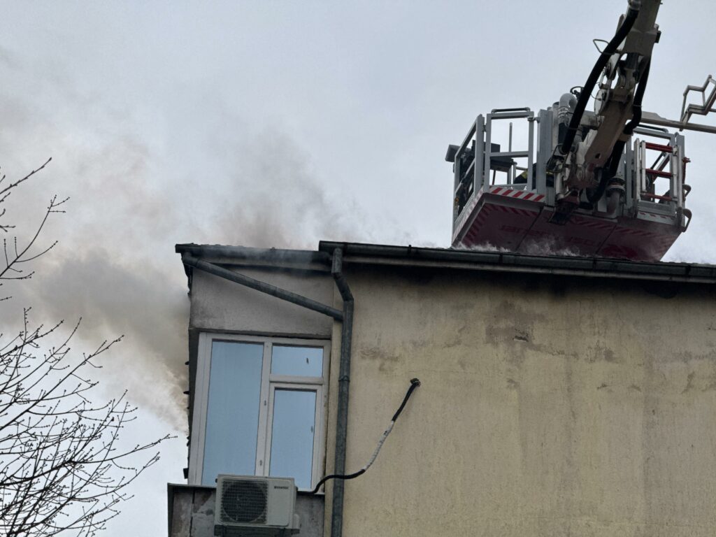 FOTO VIDEO Incendiu la mansanda unui bloc cu 4 etaje de pe strada Horia Agarici, județul Constanța / 25 de persoane evacuate UPDATE WhatsApp Image 2025 03 01 at 14.38.49 2