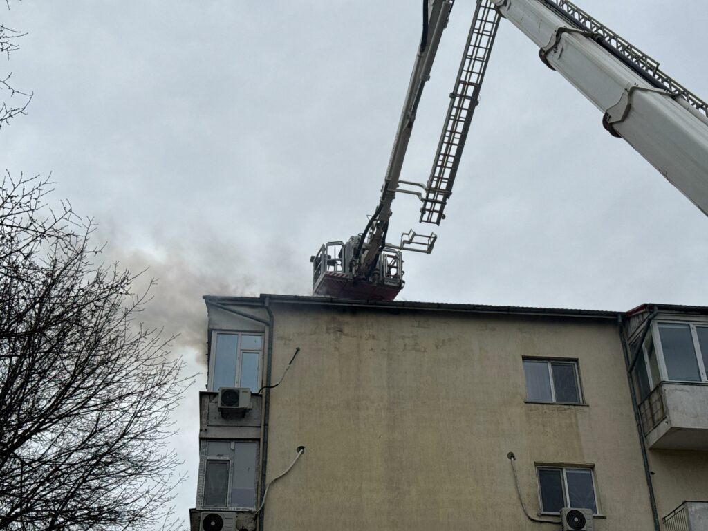 FOTO VIDEO Incendiu la mansanda unui bloc cu 4 etaje de pe strada Horia Agarici, județul Constanța / 25 de persoane evacuate UPDATE WhatsApp Image 2025 03 01 at 14.38.49 3