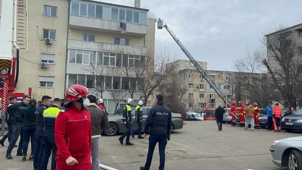 FOTO VIDEO Incendiu la mansanda unui bloc cu 4 etaje de pe strada Horia Agarici, județul Constanța / 25 de persoane evacuate UPDATE WhatsApp Image 2025 03 01 at 14.41.21