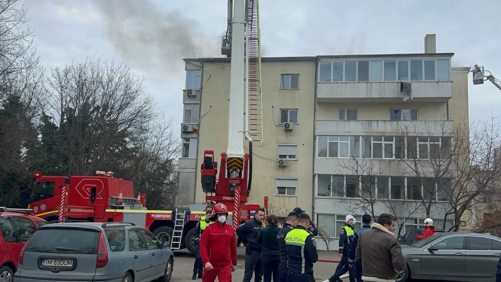 FOTO VIDEO Incendiu la mansanda unui bloc cu 4 etaje de pe strada Horia Agarici, județul Constanța / 25 de persoane evacuate UPDATE WhatsApp Image 2025 03 01 at 14.41.22 1