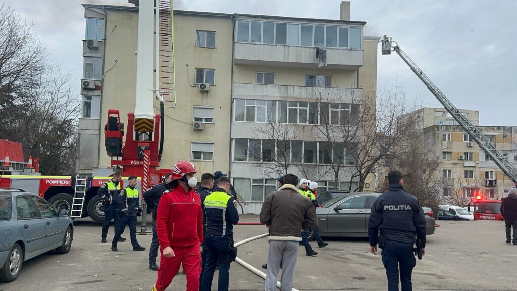 FOTO VIDEO Incendiu la mansanda unui bloc cu 4 etaje de pe strada Horia Agarici, județul Constanța / 25 de persoane evacuate UPDATE WhatsApp Image 2025 03 01 at 14.41.22