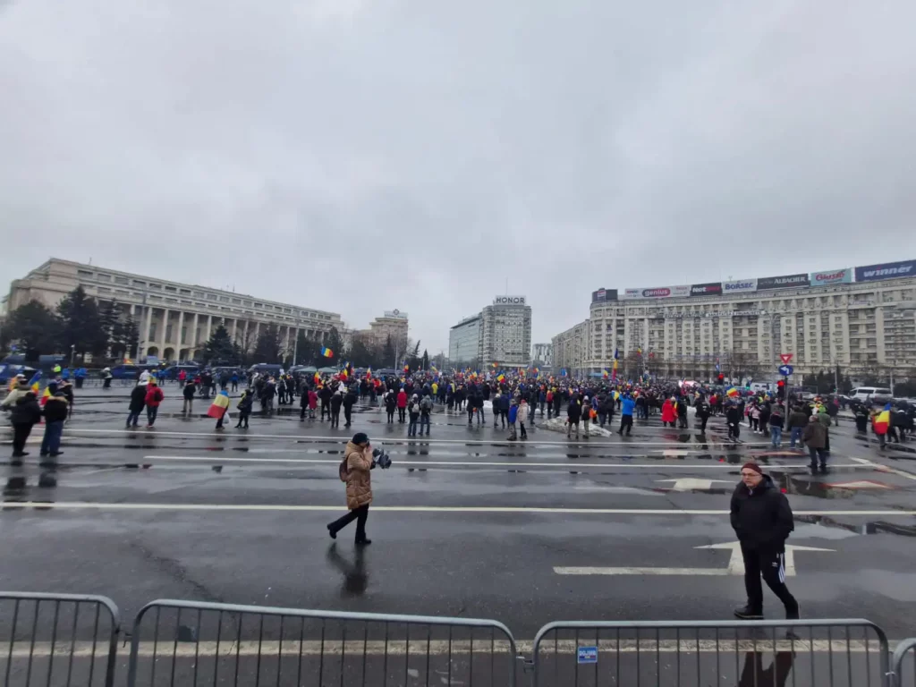 Protest AUR în Piața Victoriei. Îmbrânceli cu jandarmeria și o horă după discursul lui Călin Georgescu WhatsApp Image 2025 03 01 at 14.46.35