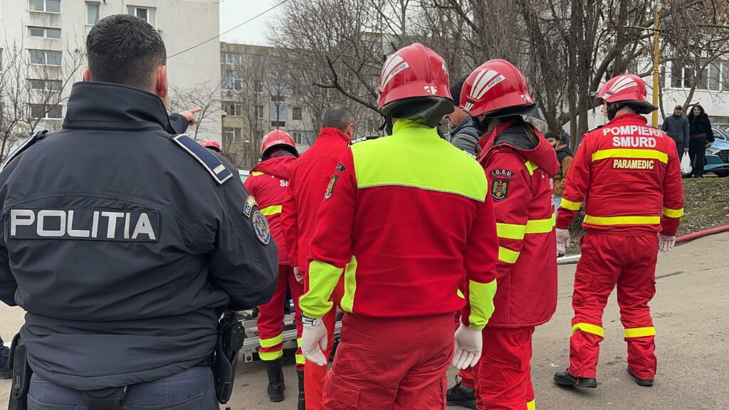 FOTO VIDEO Incendiu la mansanda unui bloc cu 4 etaje de pe strada Horia Agarici, județul Constanța / 25 de persoane evacuate UPDATE WhatsApp Image 2025 03 01 at 14.49.07