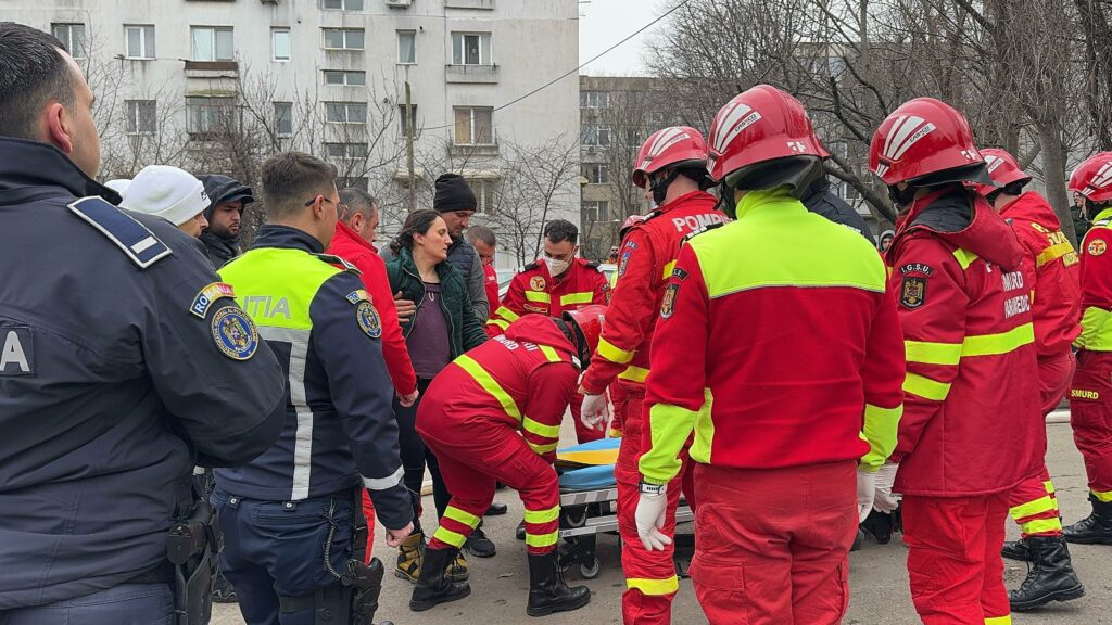 FOTO VIDEO Incendiu la mansanda unui bloc cu 4 etaje de pe strada Horia Agarici, județul Constanța / 25 de persoane evacuate UPDATE WhatsApp Image 2025 03 01 at 14.49.09 1