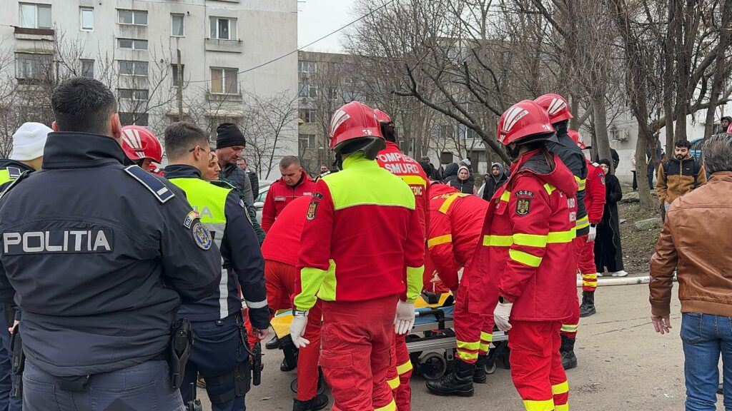 FOTO VIDEO Incendiu la mansanda unui bloc cu 4 etaje de pe strada Horia Agarici, județul Constanța / 25 de persoane evacuate UPDATE WhatsApp Image 2025 03 01 at 14.49.09