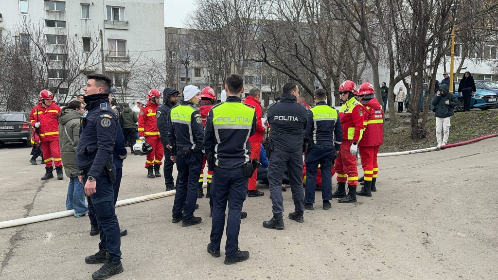 FOTO VIDEO Incendiu la mansanda unui bloc cu 4 etaje de pe strada Horia Agarici, județul Constanța / 25 de persoane evacuate UPDATE WhatsApp Image 2025 03 01 at 14.49.10 1 1