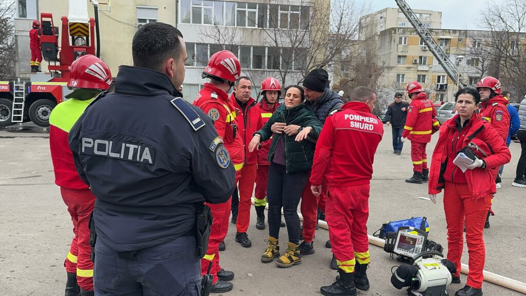 FOTO VIDEO Incendiu la mansanda unui bloc cu 4 etaje de pe strada Horia Agarici, județul Constanța / 25 de persoane evacuate UPDATE WhatsApp Image 2025 03 01 at 14.49.10 1