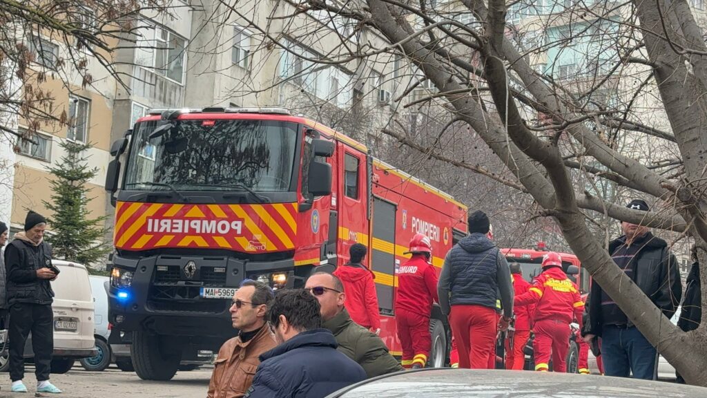 FOTO VIDEO Incendiu la mansanda unui bloc cu 4 etaje de pe strada Horia Agarici, județul Constanța / 25 de persoane evacuate UPDATE WhatsApp Image 2025 03 01 at 14.49.18