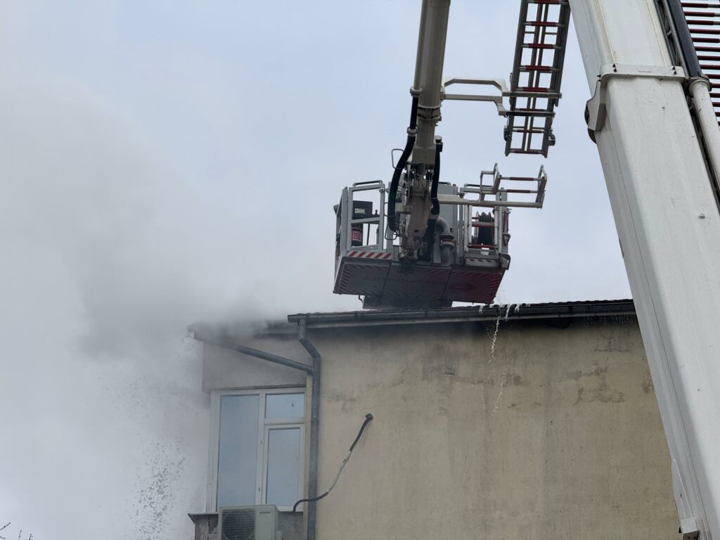 FOTO VIDEO Incendiu la mansanda unui bloc cu 4 etaje de pe strada Horia Agarici, județul Constanța / 25 de persoane evacuate UPDATE WhatsApp Image 2025 03 01 at 14.52.36