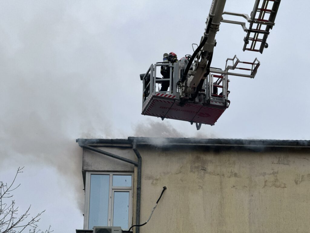 FOTO VIDEO Incendiu la mansanda unui bloc cu 4 etaje de pe strada Horia Agarici, județul Constanța / 25 de persoane evacuate UPDATE WhatsApp Image 2025 03 01 at 14.58.21 1