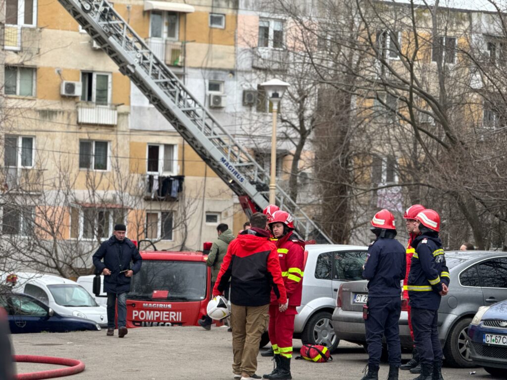 FOTO VIDEO Incendiu la mansanda unui bloc cu 4 etaje de pe strada Horia Agarici, județul Constanța / 25 de persoane evacuate UPDATE WhatsApp Image 2025 03 01 at 14.58.22 1