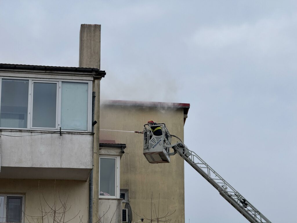 FOTO VIDEO Incendiu la mansanda unui bloc cu 4 etaje de pe strada Horia Agarici, județul Constanța / 25 de persoane evacuate UPDATE WhatsApp Image 2025 03 01 at 14.58.23 1