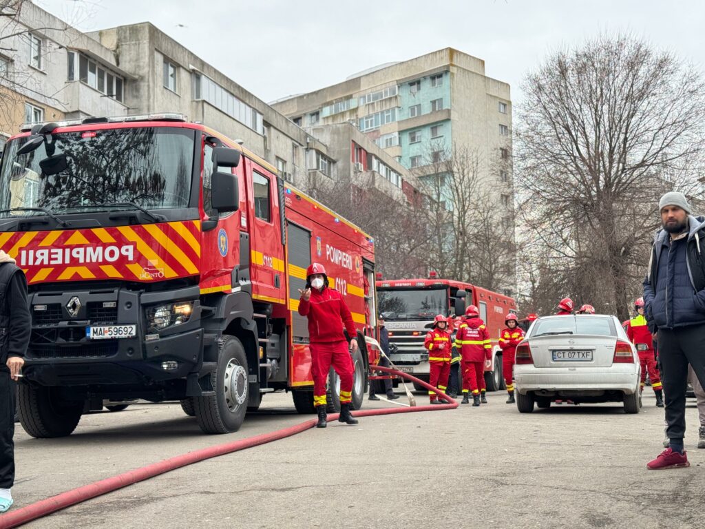 FOTO VIDEO Incendiu la mansanda unui bloc cu 4 etaje de pe strada Horia Agarici, județul Constanța / 25 de persoane evacuate UPDATE WhatsApp Image 2025 03 01 at 14.58.23