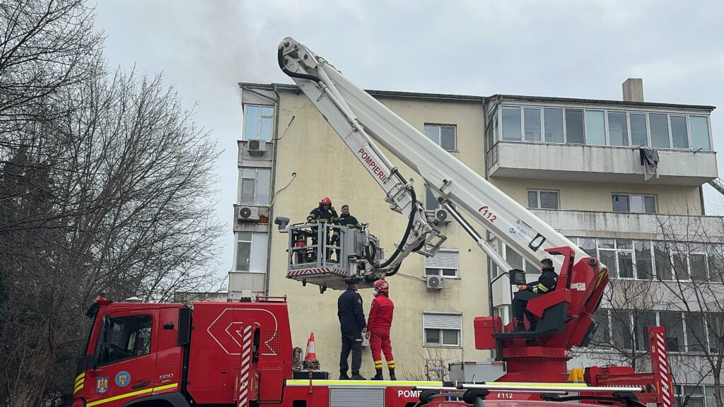 FOTO VIDEO Incendiu la mansanda unui bloc cu 4 etaje de pe strada Horia Agarici, județul Constanța / 25 de persoane evacuate UPDATE WhatsApp Image 2025 03 01 at 15.00.25 1