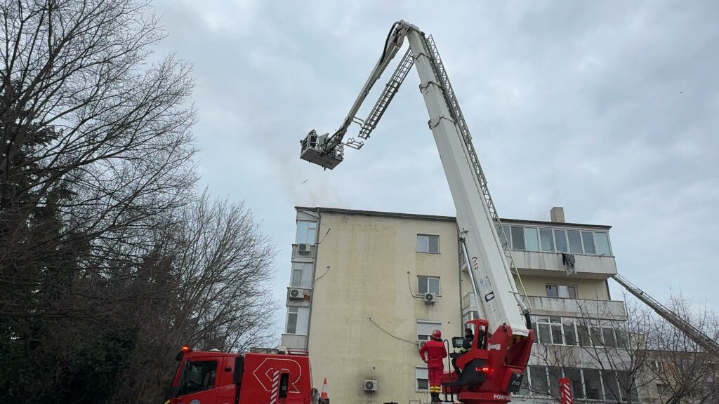 FOTO VIDEO Incendiu la mansanda unui bloc cu 4 etaje de pe strada Horia Agarici, județul Constanța / 25 de persoane evacuate UPDATE WhatsApp Image 2025 03 01 at 15.01.27