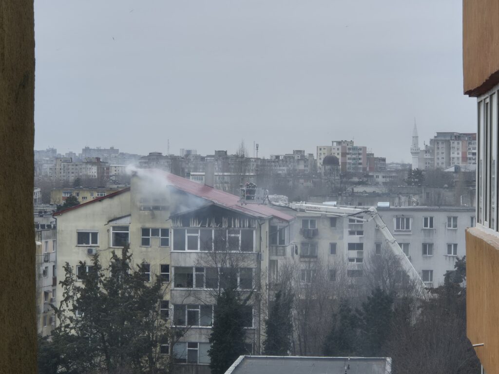 FOTO VIDEO Incendiu la mansanda unui bloc cu 4 etaje de pe strada Horia Agarici, județul Constanța / 25 de persoane evacuate UPDATE WhatsApp Image 2025 03 01 at 15.26.29